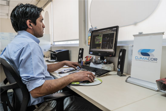 Ingenieros diseñando proyectos HVAC