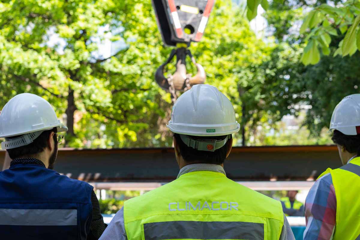 Climatización Banco BCI - Izamiento Chiller con Recuperador de Energía